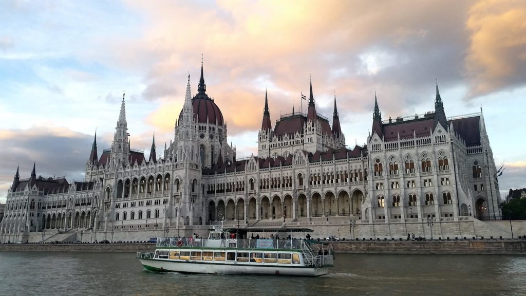 image crucero por el Río Danubio tudor stanica 581ogZChCIs unsplash 1