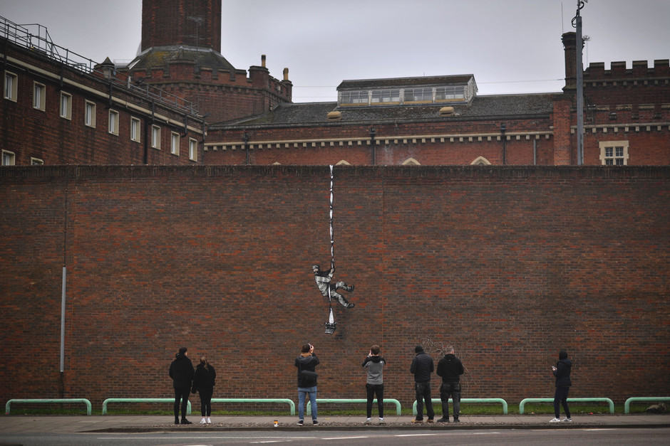 Una nueva obra de Banksy apareció en Reading Gaol, la prisión en la que Oscar Wilde pasó dos años y ahora se encuentra cerrada