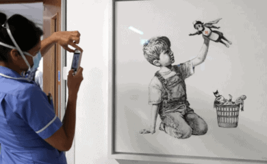 Bansky vendió su obra en homenaje a sanitarios por 19 millones de euros el dinero de la subasta récord será destinado a sanidad pública