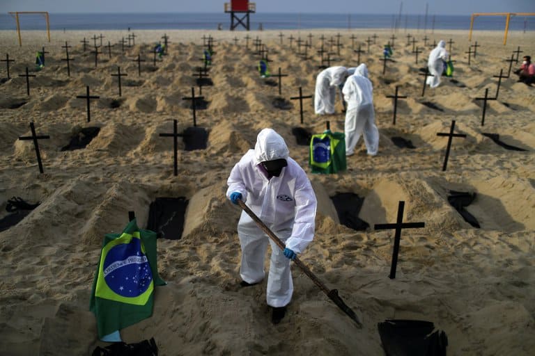 Brasil al borde del colapso: los altos índices de casos y fallecimientos diarios ponen en alerta a toda la región por una nueva cepa más infecciosa