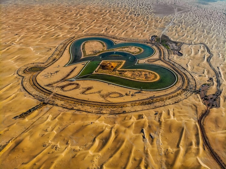 Conoce Love Lake, un insólito lago en forma de corazón ubicado en medio del desierto cerca de Al Qadra, en Dubái