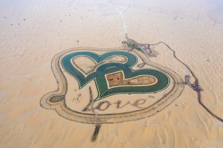 image qué ver en el Museo del Futuro de Dubái Conoce ‘Love Lake un insolito lago en forma de corazon ubicado en medio del desierto cerca de Al Qadra en Dubai 6