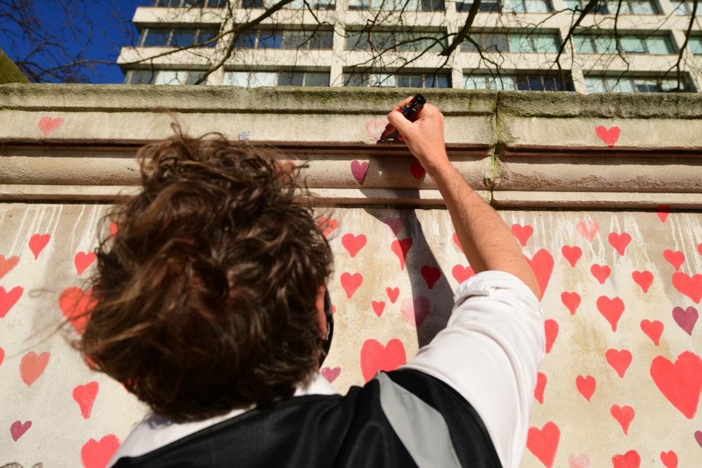 image fallecidas por Covid-19 en el país Corazones Parlamento Britanico 2