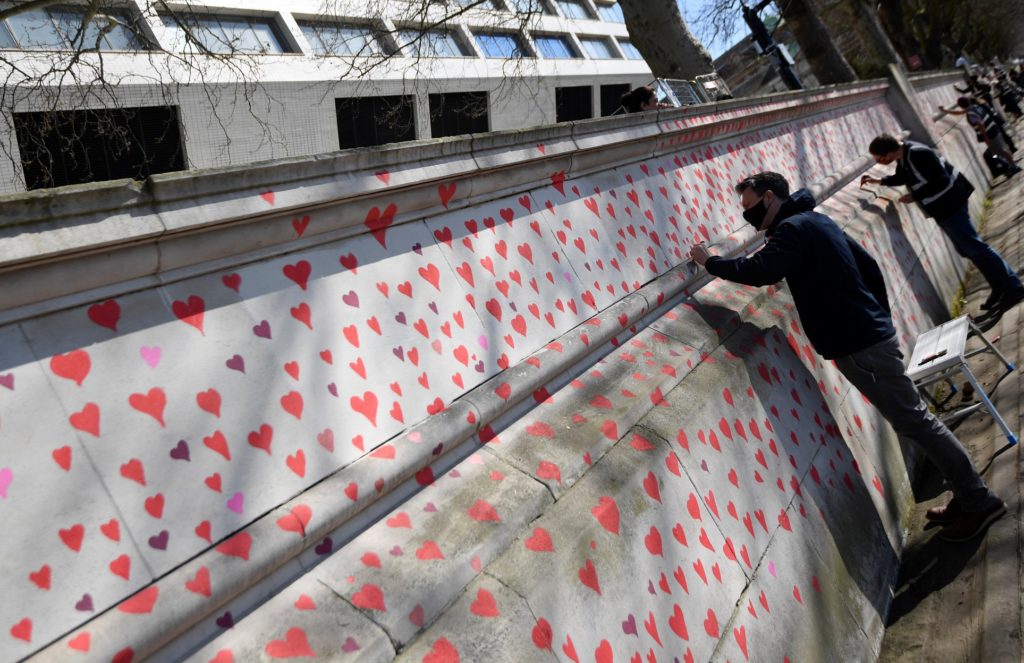 image fallecidas por Covid-19 en el país Corazones Parlamento Britanico 3 1