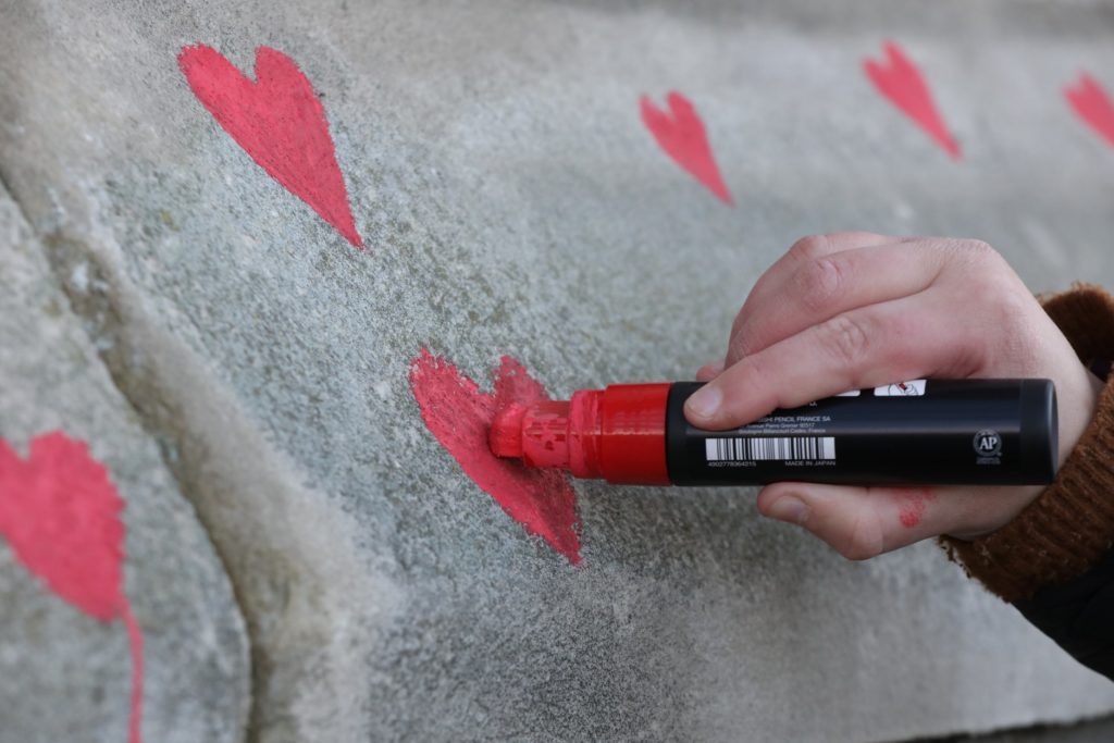 Dibujan 145.000 corazones en un muro frente al Parlamento británico para honrar a cada una de las víctimas fallecidas por Covid-19 en el país