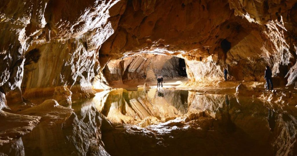 voluntarios a una cueva oscura