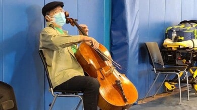 El famoso violonchelista Yo-Yo Ma recibió su segunda dosis de la vacuna contra el Covid-19 y decidió celebrarlo dando un concierto sorpresa en un centro de vacunación en Massachusetts 1