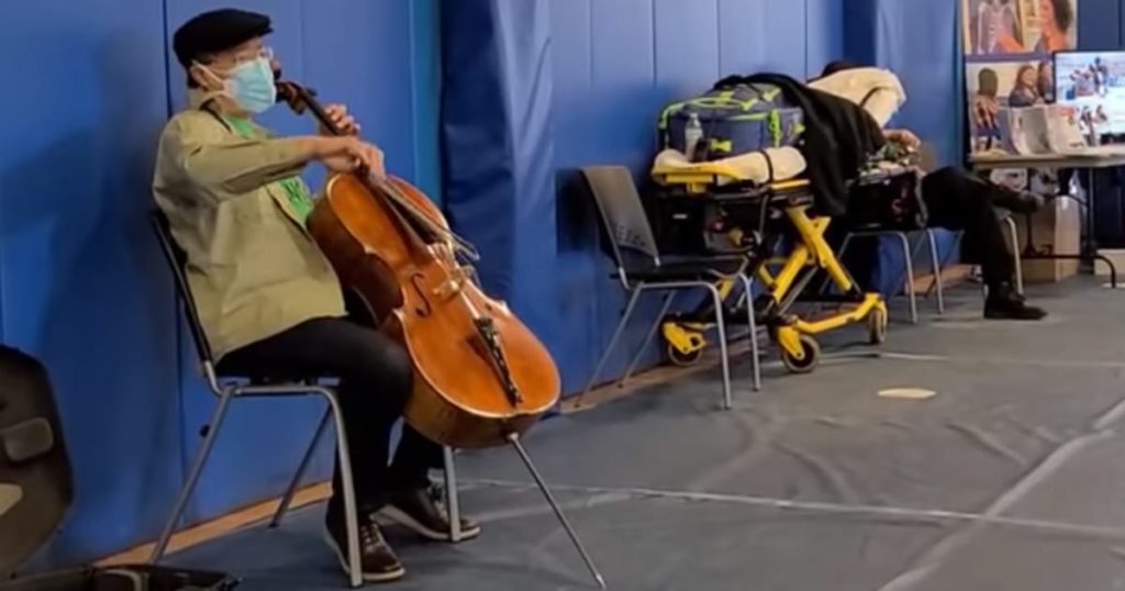 El famoso violonchelista Yo-Yo Ma recibió su segunda dosis de la vacuna contra el Covid-19 y decidió celebrarlo dando un concierto sorpresa en un centro de vacunación en Massachusetts