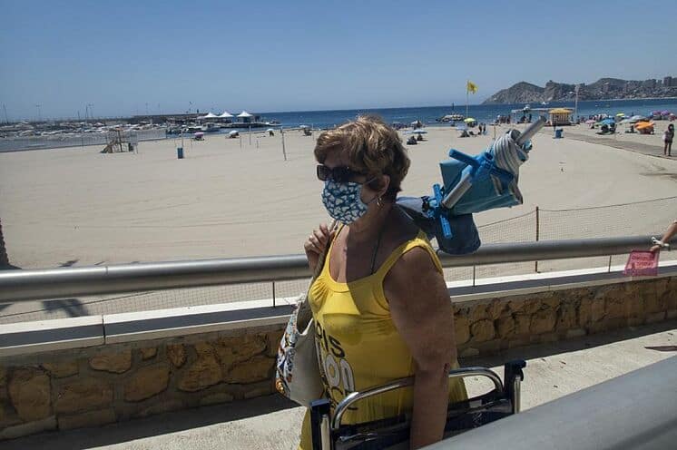 Desde hoy, España obliga a llevar mascarilla en la vía pública, en espacios al aire libre, playas y piscinas