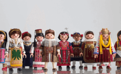 Este artista vistió muñecos Playmobil con trajes típicos para celebrar la diversidad cultural de Grecia 1