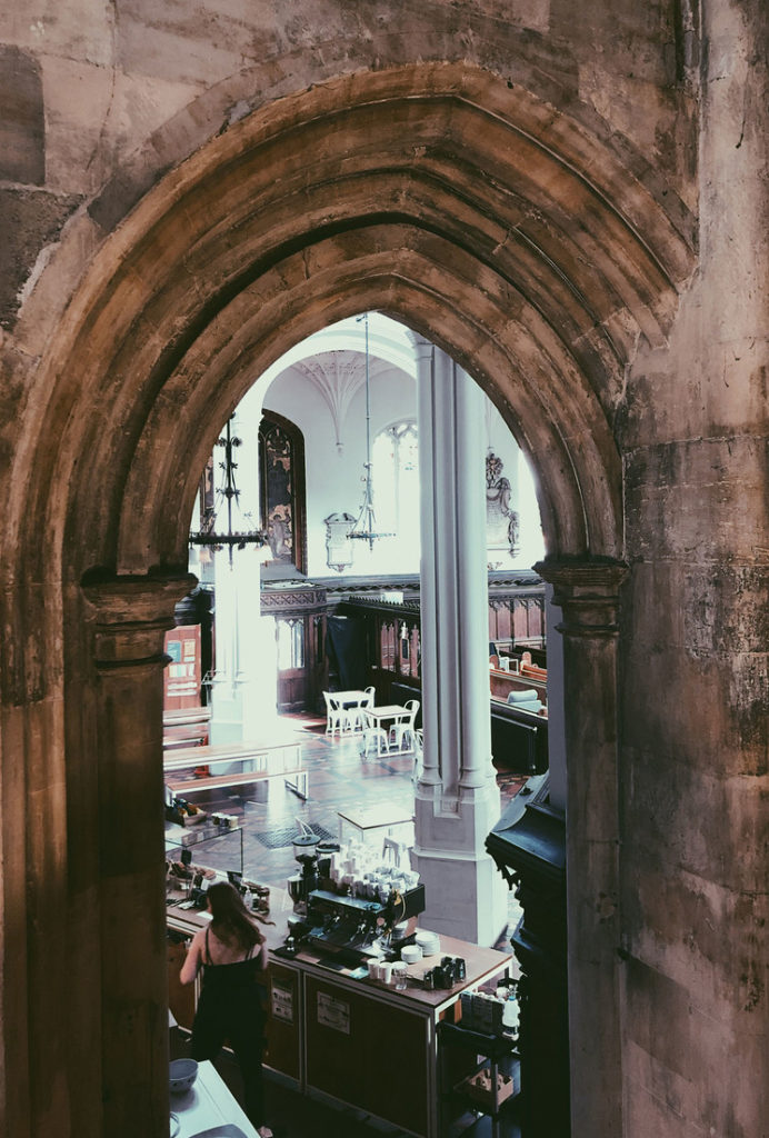 Cómo llegar a Host Café, una sorprendente iglesia convertida en café que puedes visitar durante una tarde en Londres