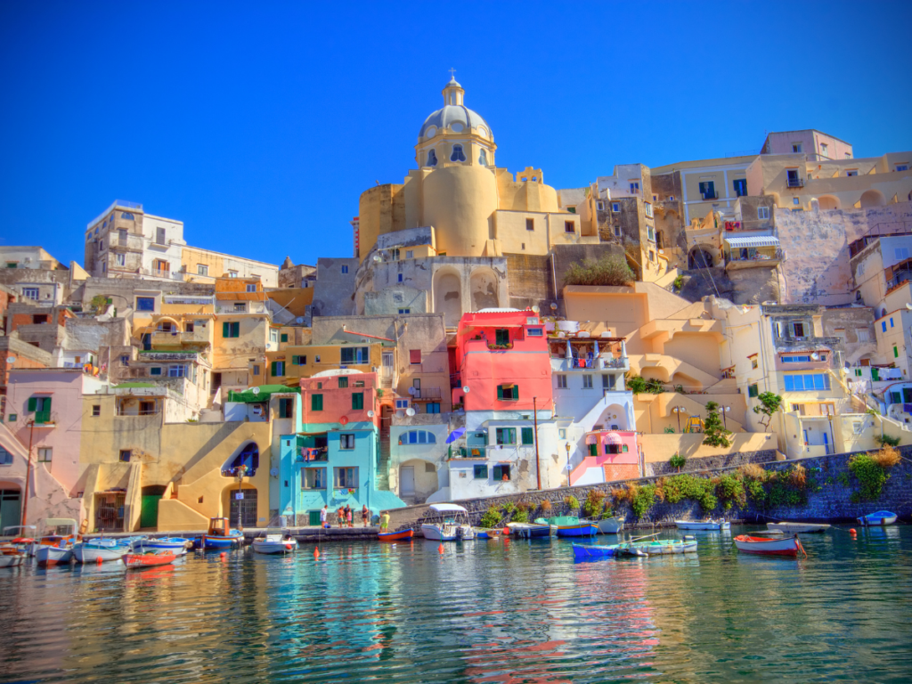 4 razones para visitar Procida, una hermosa isla distinguida como Capital Cultural de Italia para 2022