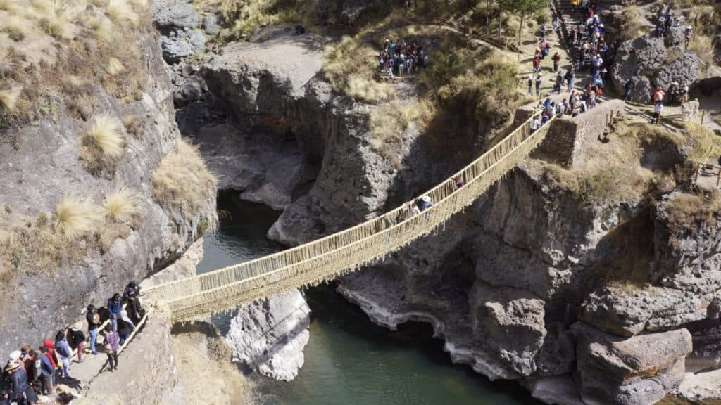 Perú: El puente colgante Q'eswachaka del imperio inca colapsó ante el deterioro de las sogas que no pudieron ser renovadas como consecuencia de la pandemia