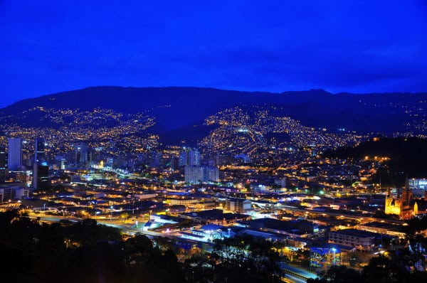 Anuncian toque de queda nocturno en Colombia para los próximos dos fines de semana en un intento por restringir la movilidad durante Semana Santa