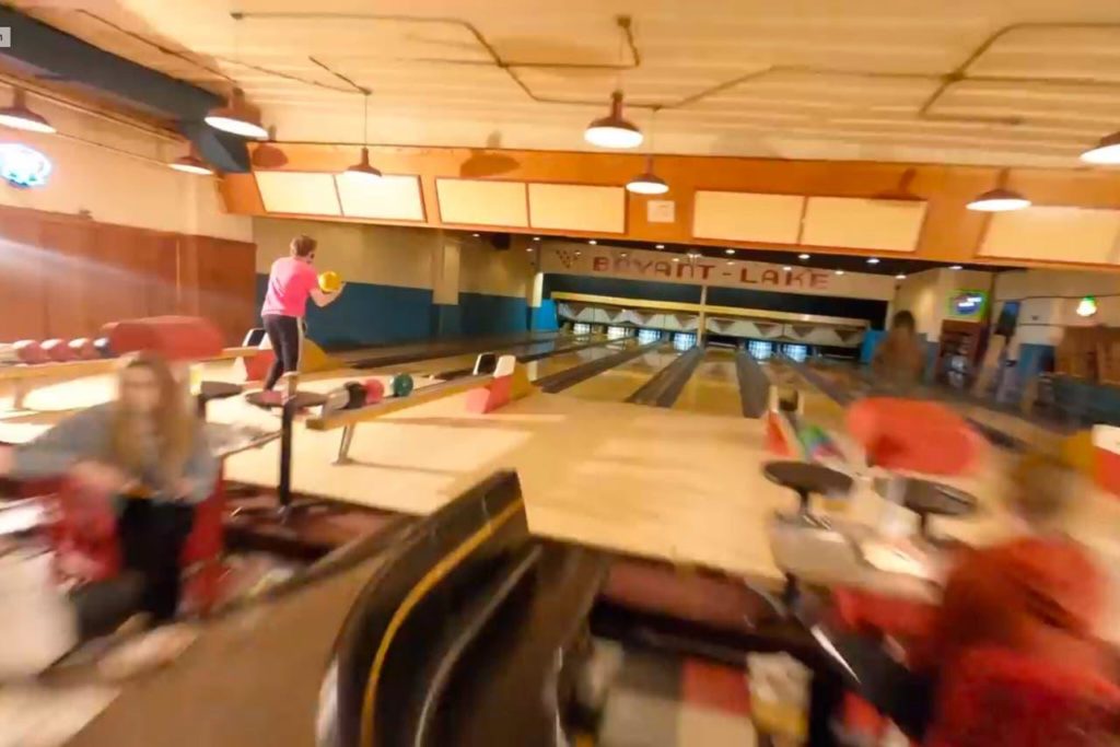 Este increíble registro de un drone permite conocer el detrás de escena de un bowling de Minneapolis y la secuencia se volvió viral entre los directores de Hollywood