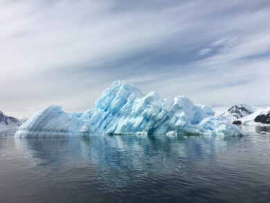 Un enorme iceberg se desprendió cerca de la estación británica de la Antártida