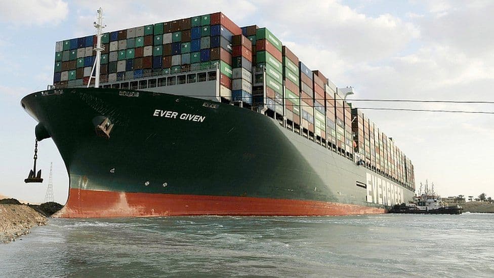 Lentamente están logrando mover el barco que quedó encallado y bloquea el canal de Suez