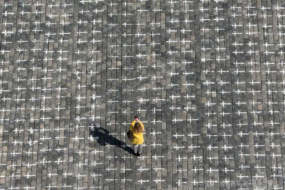 La Plaza Vieja de Praga se cubre de cruces para rendir homenaje a los 25.000 fallecidos por Covid-19 en República Checa 