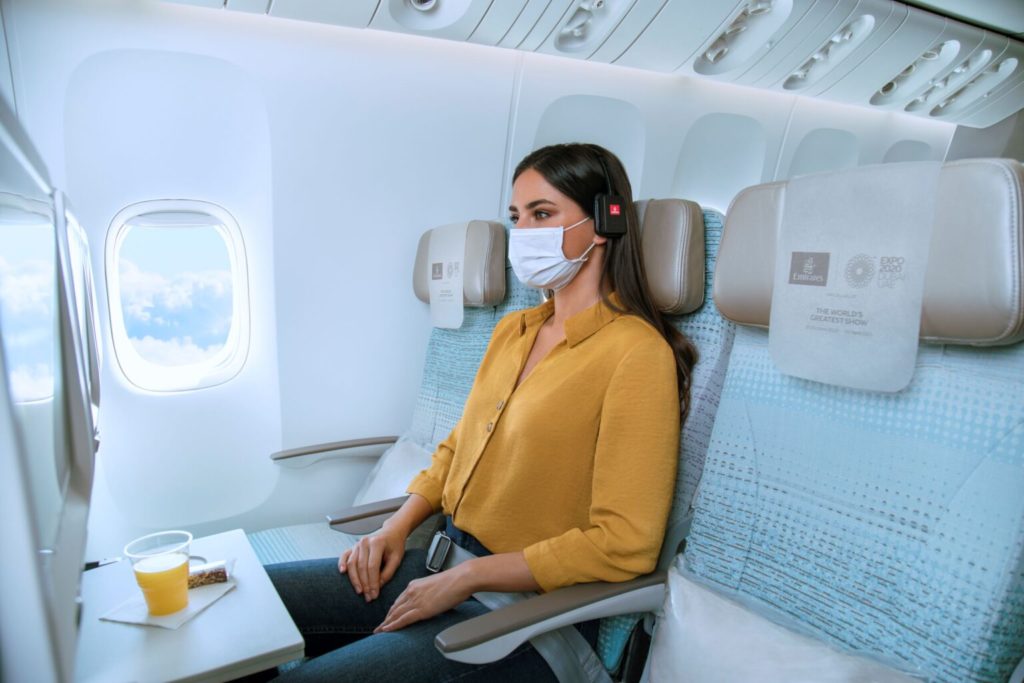 emirates La aerolínea Emirates permite que los pasajeros paguen por los asientos contiguos vacíos para mayor privacidad La aerolínea Emirates permite que los pasajeros paguen por los asientos contiguos vacíos para mayor privacidad