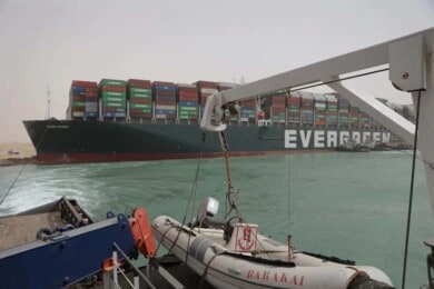 Finalmente lograron liberar el barco de Evergreen que se encontraba encallado en el canal de Suez