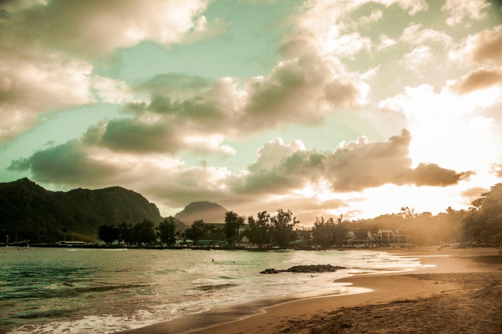 Las personas que visiten Kauai podrán evitar la cuarentena a partir del próximo mes presentando un test de COVID-19