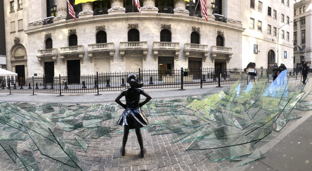 La famosa estatua de 'la niña sin miedo', en Wall Street, ahora se encuentra rodeada por un techo de cristal roto