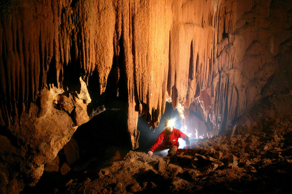 voluntarios a una cueva oscura