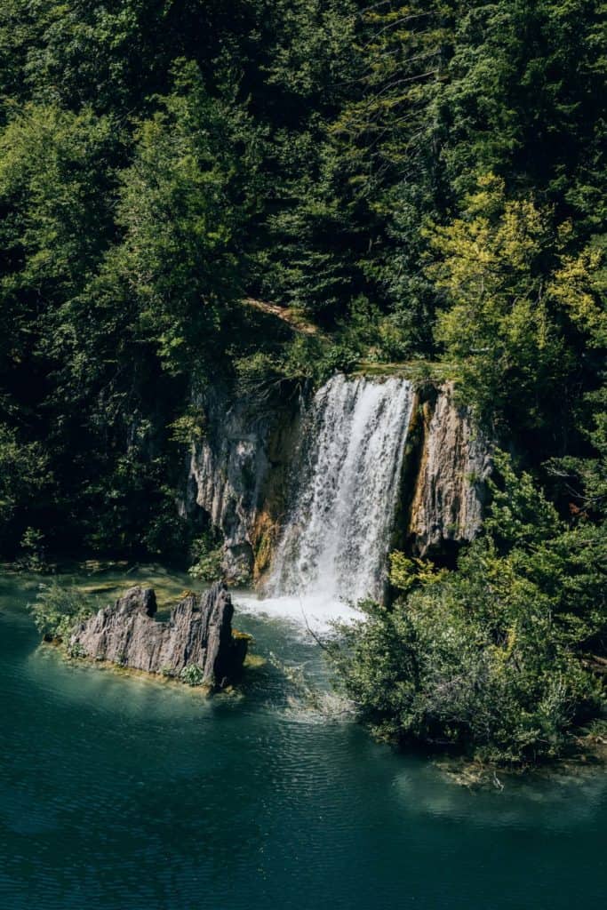 image Lagos de Plitvice thimo van leeuwen VHfXIl1DLXE unsplash 1 683x1024 1