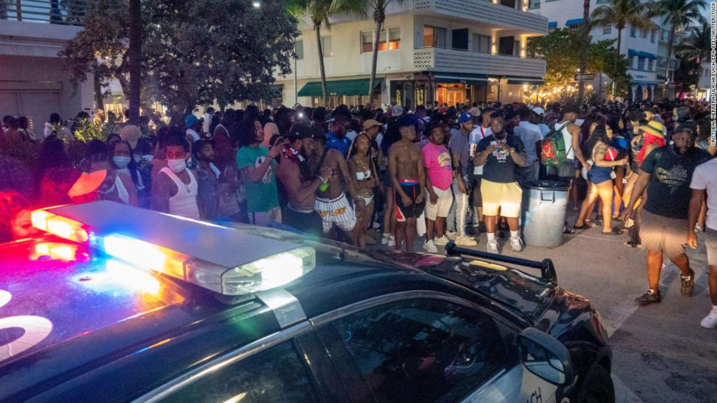 Decretan toque de queda en Miami Beach tras aluvión de turistas para festejar el inicio de la primavera