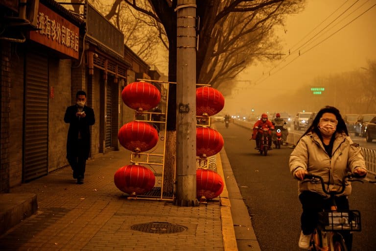 Así se veía Beijing atravesando una de las tormentas de arena más fuertes de los últimos 10 años 