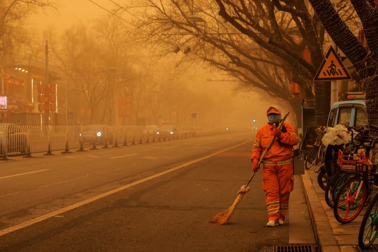 Así se veía Beijing atravesando una de las tormentas de arena más fuertes de los últimos 10 años 