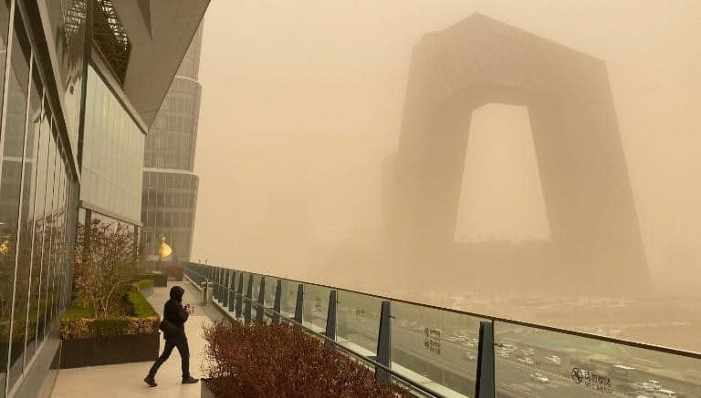 Así se veía Beijing atravesando una de las tormentas de arena más fuertes de los últimos 10 años 