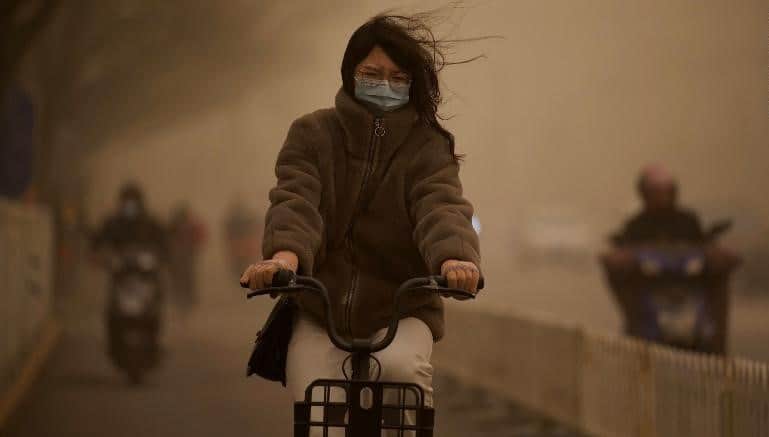 Así se veía Beijing atravesando una de las tormentas de arena más fuertes de los últimos 10 años 