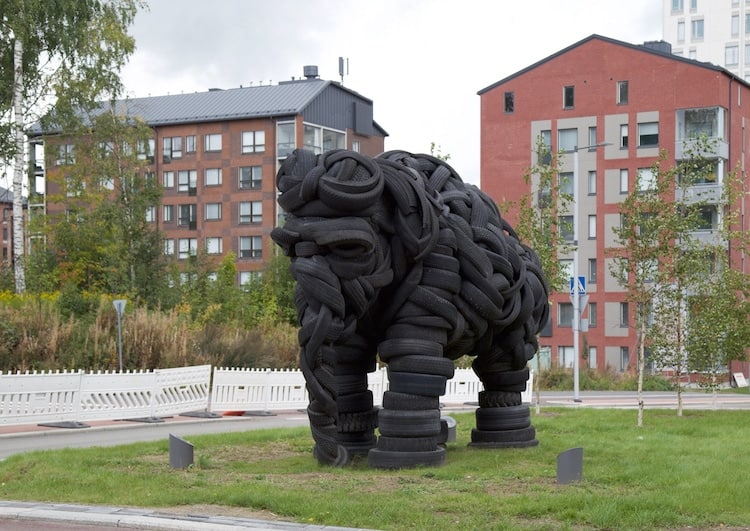 Un artista estonio creó una gigantesca escultura de elefante hecha de acero y llantas recicladas: puedes visitarla en un parque público de Jyväskylä, Finlandia