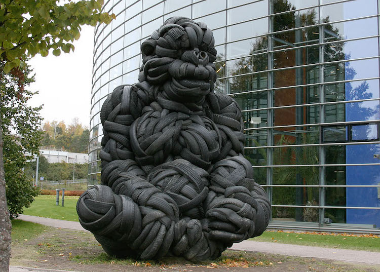 image escultura de elefante villu jaanisoo recycled tire gorilla sculpture 6