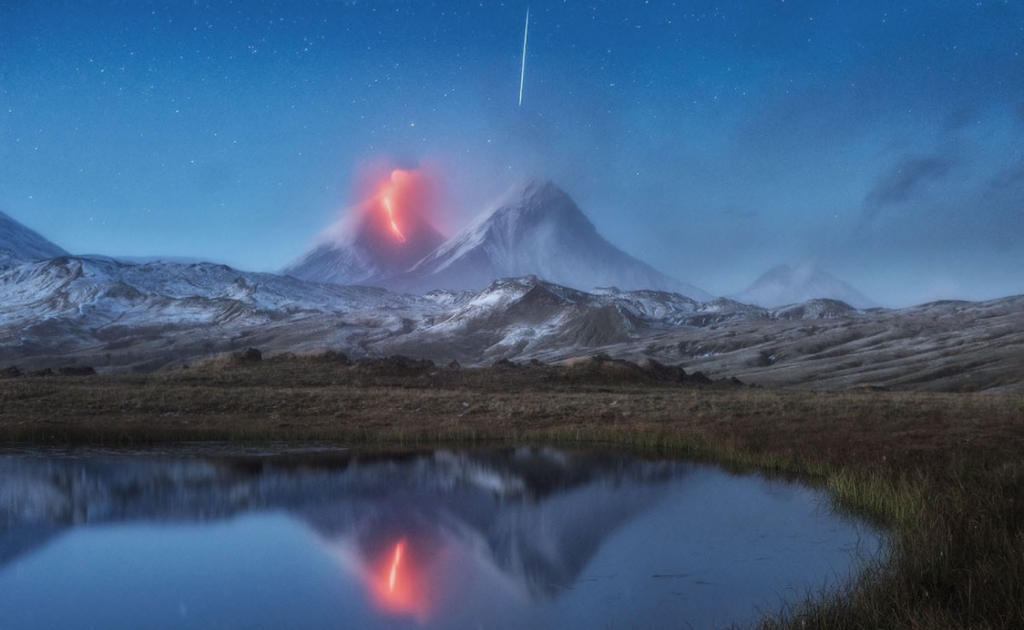 Fotógrafo puso su cámara en larga exposición para retratar un volcán en erupción y registró el momento exacto en que una estrella fugaz caía sobre él 