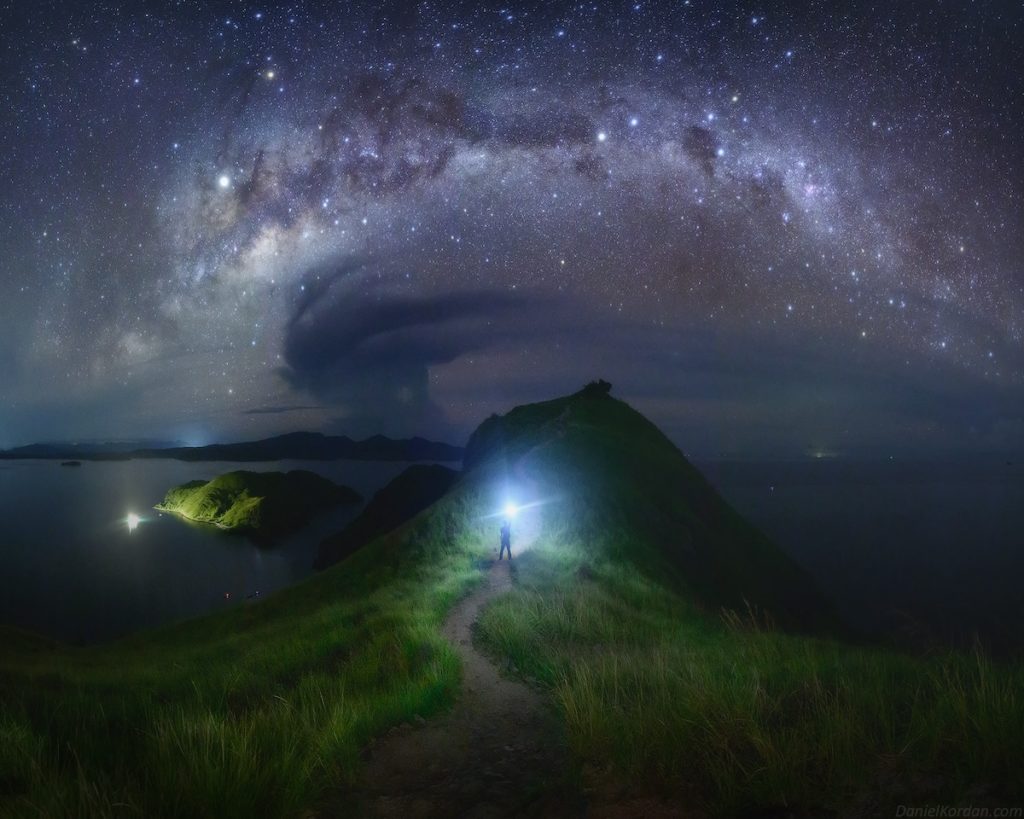 image volcán en erupción volcan y estrella fugaz noche 1