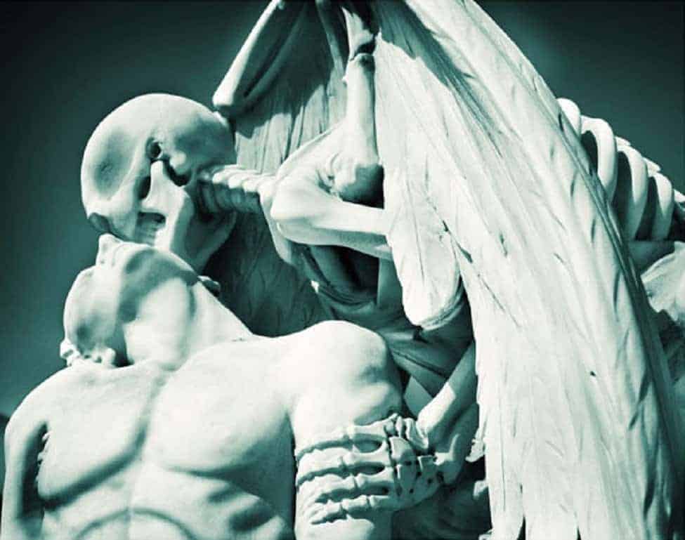 lava "El beso de la muerte": la magnífica escultura que celebra el más allá el beso de la muerte