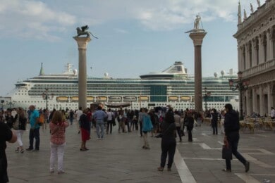 Cruise-ship-near-St-Mark-square-Venice
