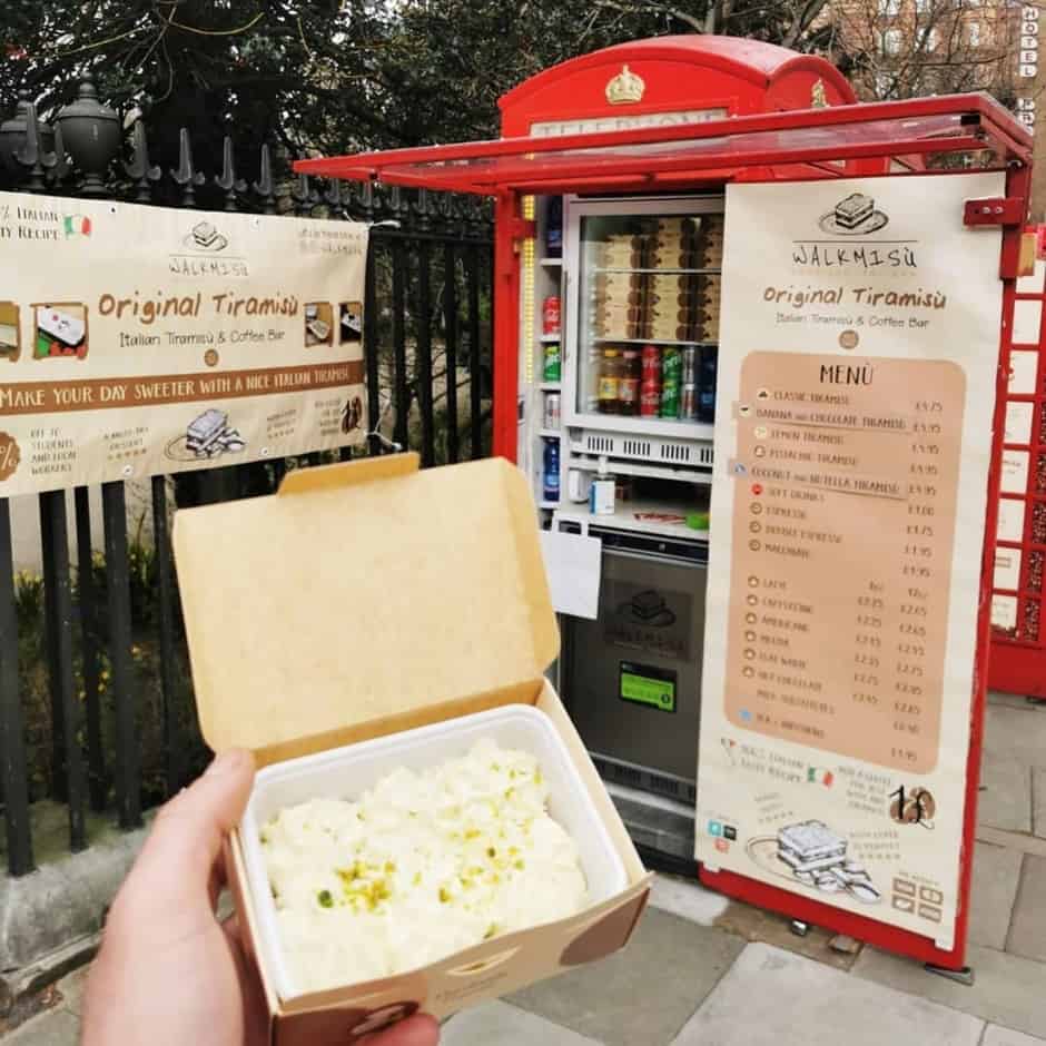 Conoce Walkmisú, una cabina telefónica en Londres que vende tiramisú italiano para llevar 