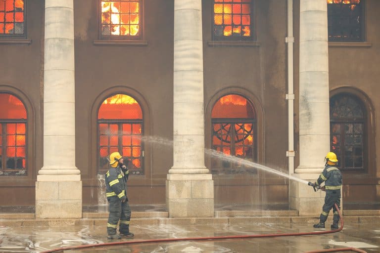 biblioteca-Universidad-de-Ciudad-del-Cabo-incendio-2