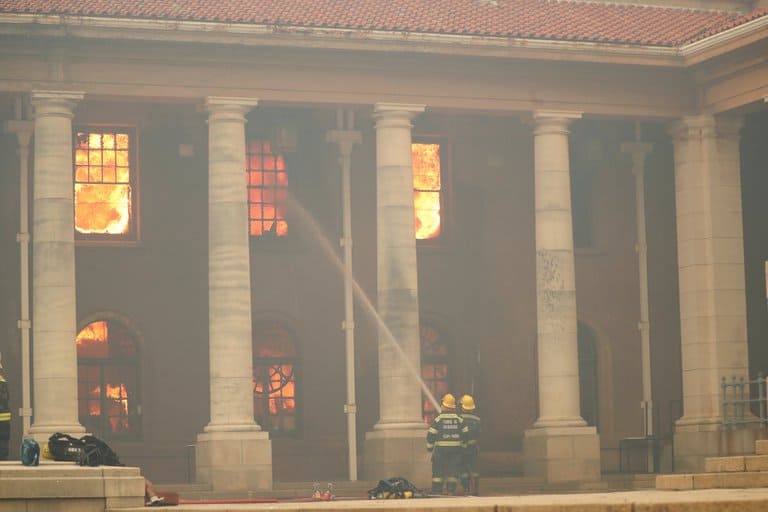 image biblioteca de la Universidad de Ciudad del Cabo biblioteca Universidad de Ciudad del Cabo incendio 6