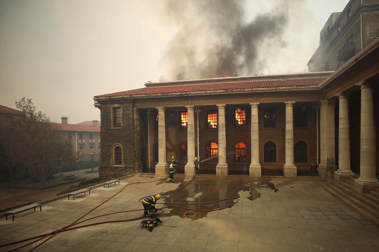 Los incendios forestales del Parque Nacional Table Mountain queman la histórica biblioteca de la Universidad de Ciudad del Cabo