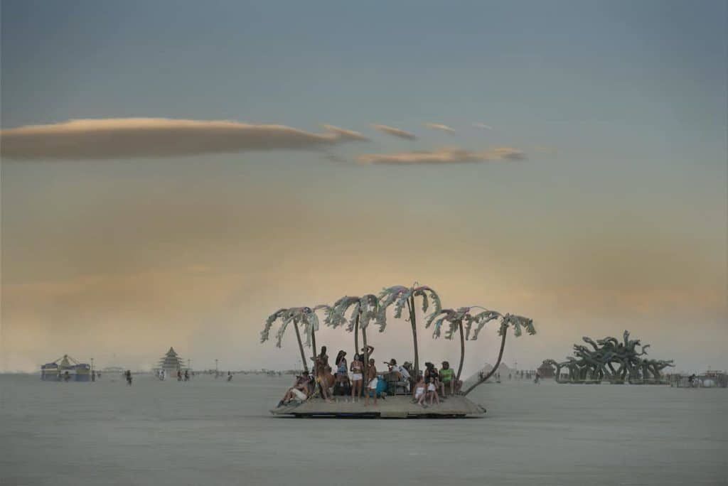 Fotógrafa documenta los extraordinarios 'vehículos mutantes' que habitan en Burning Man, la ciudad temporal construida en Nevada