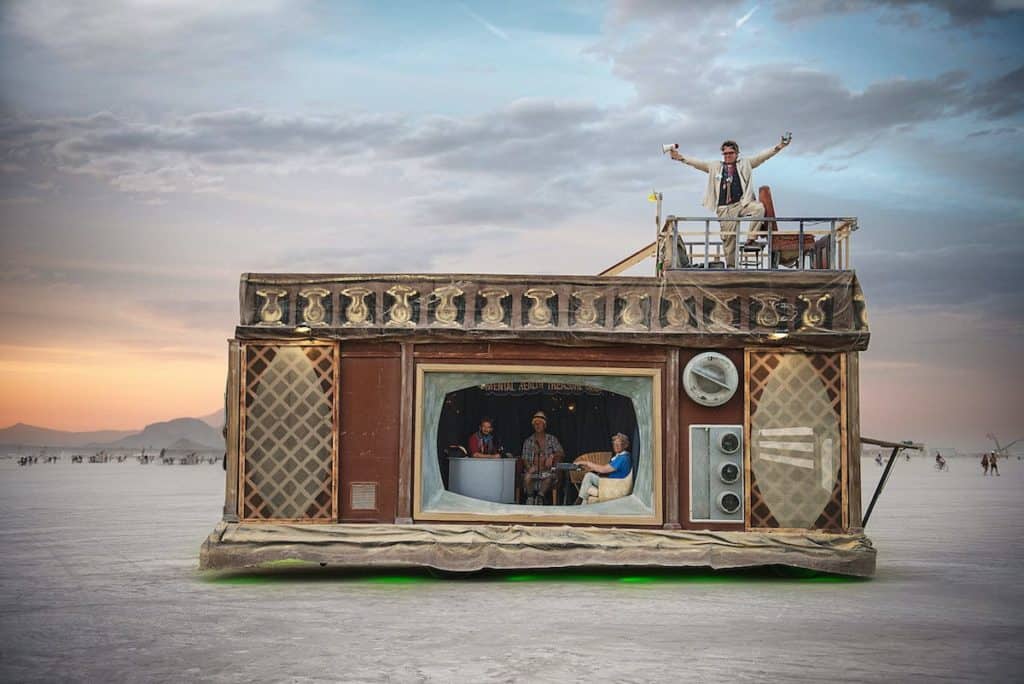 Fotógrafa documenta los extraordinarios 'vehículos mutantes' que habitan en Burning Man, la ciudad temporal construida en Nevada