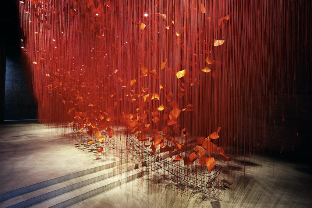 image Artista japonesa chiharu shiota i hope thread installation art 2