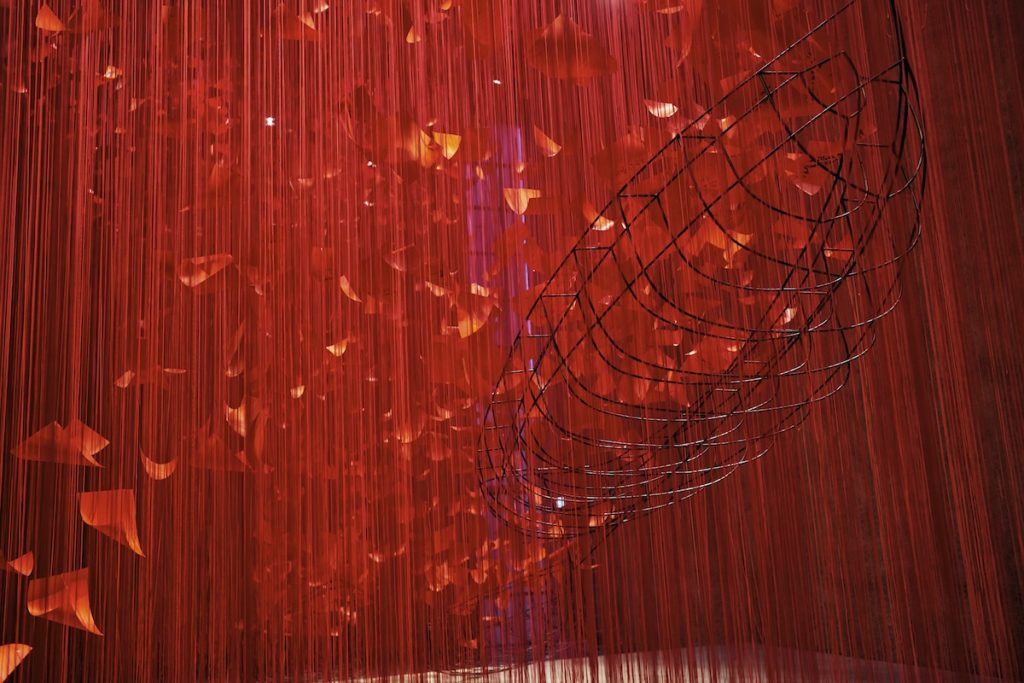 image Artista japonesa chiharu shiota i hope thread installation art 8