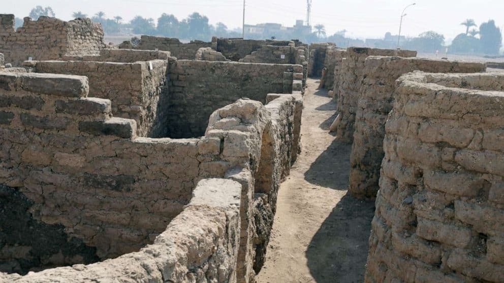 Arqueólogos encontraron la "ciudad dorada perdida" de Luxor y tiene unos 3.000 años de antigüedad