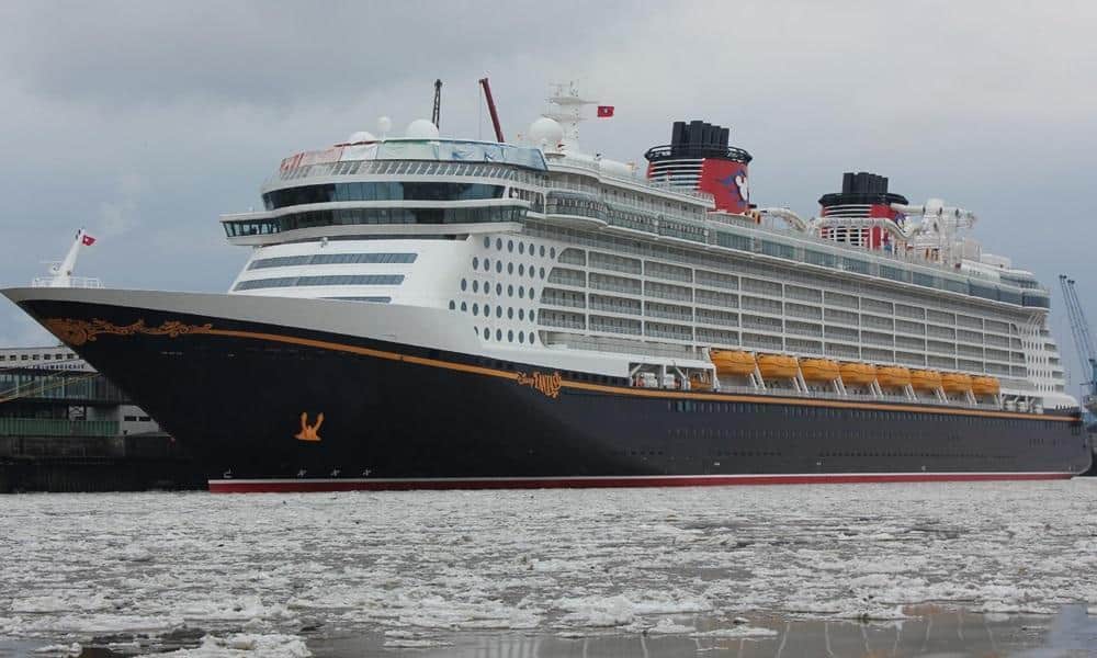 La línea de cruceros Disney Cruise Line informó la suspensión temporal de varios de sus viajes