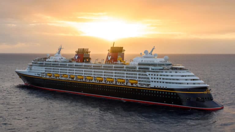 La línea de cruceros Disney Cruise Line informó la suspensión temporal de varios de sus viajes